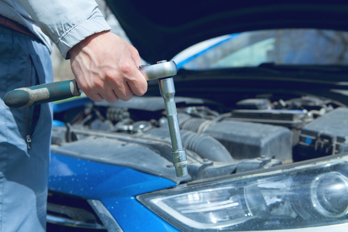 Technicien de service VR effectuant une inspection de garantie